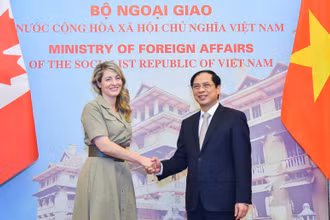 Bộ trưởng Ngoại giao Bùi Thanh Sơn và Bộ trưởng Ngoại giao Canada Mélanie Joly.