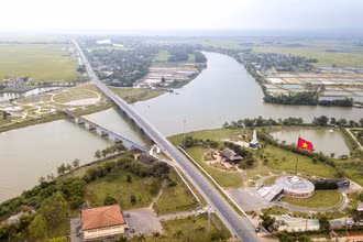 Cụm di tích đôi bờ Hiền Lương ở điểm giao nhau giữa đường quốc lộ 1A và sông Bến Hải (phía bắc thuộc xã Vĩnh Thành, huyện Vĩnh Linh; phía nam thuộc xã Trung Hải, huyện Gio Linh, tỉnh Quảng Trị). 