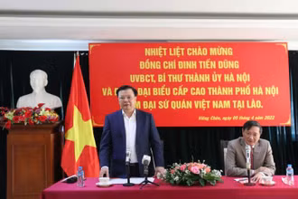Đồng chí Đinh Tiến Dũng thông báo về kết quả chuyến thăm Lào của đoàn đại biểu cấp cao Thành phố Hà Nội, ngày 5/4. (Ảnh: XUÂN SƠN)