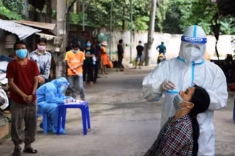 Lấy mẫu xét nghiệm SARS-CoV-2 tại thành phố Biên Hòa, tỉnh Đồng Nai vào tháng 9/2021.