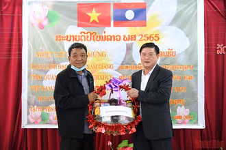 Đồng chí Lê Văn Hường, Tỉnh ủy viên, Bí thư Huyện ủy huyện Nam Giang sang thăm và chúc Tết cán bộ, nhân dân huyện Đắc Chưng, tỉnh Sê Kông, Lào. (Ảnh: THÀNH ĐẠT)