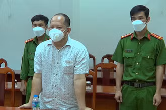 Ông Hồ Hoàng Kiếm, nguyên Giám đốc Ban Quản lý dự án Đông Bắc nghe đọc lệnh bắt tạm giam. Ảnh: HOÀNG GIANG