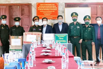 Chủ tịch UBND tỉnh Thừa Thiên Huế Nguyễn Văn Phương tặng quà Đại đội Bảo vệ biên giới 531, Bộ chỉ huy Quân sự tỉnh Sê Kông (Lào).
