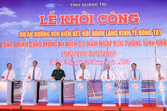 Chủ tịch nước Nguyễn Xuân Phúc cùng các đại biểu ấn nút khởi công. (Ảnh: THÀNH ĐẠT)