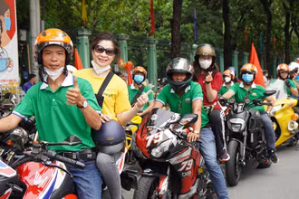 Người dân thích thú khi được trải nghiệm tham quan bằng mô-tô.