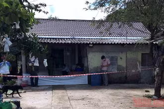 Công an phong tỏa hiện trường ngôi nhà ở miền biển Cái Đôi Vàm có 3 người tử vong.