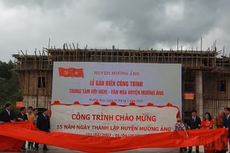 Gắn biển công trình Trung tâm Hội nghị-Văn hóa huyện - công trình chào mừng kỷ niệm 15 năm thành lập huyện Mường Ảng.