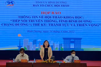 Trưởng Ban Tuyên giáo Tỉnh ủy Bình Dương Trương Thị Bích Hạnh phát biểu tại họp báo. (Ảnh: Trịnh Bình)