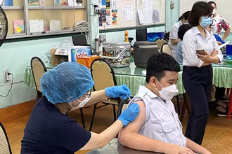 Tiêm vaccine phòng Covid-19 cho học sinh tại điểm Trường trung học cơ sở Hồng Bàng, quận 5, Thành phố Hồ Chí Minh.