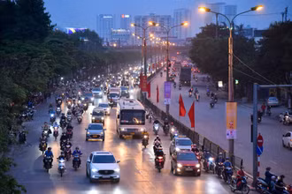 Đường phố Hà Nội ùn tắc trước kỳ nghỉ lễ 30/4, 1/5