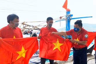 Trao cờ cho các ngư dân.