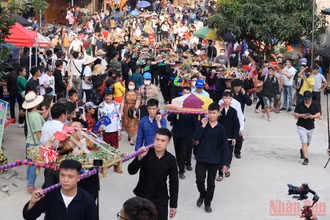 Dâng hương miếu Ông, miếu Bà trong Lễ hội chợ tình Khâu Vai.