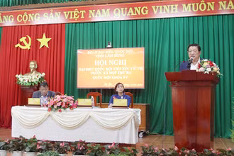 Đồng chí Phan Đình Trạc phát biểu ý kiến tại buổi tiếp xúc.
