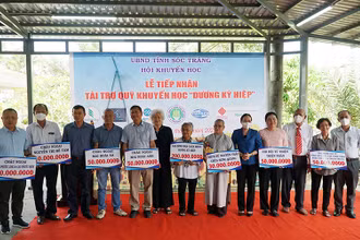 Thân quyến nhà cách mạng Dương Kỳ Hiệp đóng góp quỹ học bổng cho học sinh nghèo hiếu học.