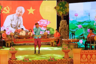 Một tiết mục trong ca ngợi tình yêu Bác Hồ của đồng bào Khmer Nam Bộ.
