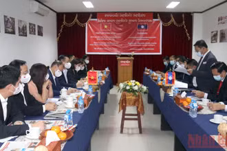 Đoàn đại biểu Ban Tuyên giáo Trung ương do đồng chí Nguyễn Trọng Nghĩa (trái) dẫn đầu thăm và làm việc với Báo Pasaxon, sáng 27/4. (Ảnh: XUÂN SƠN)