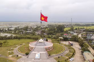 Trong suốt những năm “cách xa”, lá cờ đỏ sao vàng bên bờ Bắc vĩ tuyến 17 như biểu tượng bất diệt của niềm tin, ý chí và sức mạnh cũng như khát vọng thống nhất non sông của toàn dân tộc Việt Nam. (Ảnh: THÀNH ĐẠT)