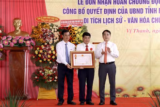 Bí thư Tỉnh ủy Hậu Giang Nghiêm Xuân Thành trao Huân chương Độc lập hạng Ba cho lãnh đạo thành phố Vị Thanh.