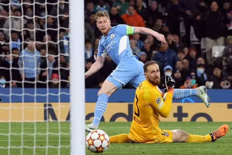 De Bruyne ghi bàn duy nhất của trận đấu, mang về chiến thắng cho Man City. (Ảnh: Daily Mail) 