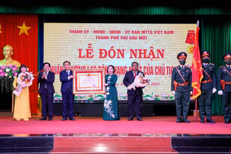 Thừa ủy quyền của Chủ tịch nước, Phó Bí thư Thường trực Tỉnh ủy Bình Dương Nguyễn Hoàng Thao (thứ hai từ trái sang) trao Huân chương Lao động hạng Nhất tặng thành phố Thủ Dầu Một.