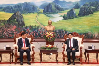 Tổng Bí thư, Chủ tịch nước Lào Thongloun Sisoulith (phải) tiếp đồng chí Nguyễn Trọng Nghĩa tại Trụ sở Trung ương Đảng NDCM Lào, chiều 25/4. (Ảnh: Xuân Sơn) 