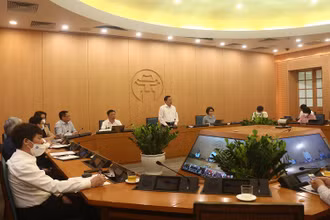 Các đại biểu tham dự giao ban trực tuyến tại điểm cầu trụ sở UBND thành phố Hà Nội.