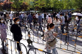 Người dân xếp hàng xét nghiệm axit nucleic ở Bắc Kinh, Trung Quốc, ngày 26/4/2022. (Ảnh: Reuters)
