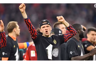 Mueller phấn khích sau khi cùng đội bóng vô địch Bundesliga. (Nguồn: FcBayern)