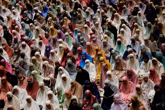 Phụ nữ Hồi giáo Indonesia thực hành lễ cầu nguyện buổi tối Tarawih, khởi đầu tháng ăn chay linh thiêng Ramadan tại thánh đường Hồi giáo Istiqlal ở thủ đô Jakarta, Indonesia, ngày 2/4/2022. (Ảnh: REUTERS)