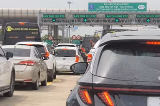 Ùn tắc tại các trạm thu phí trên cao tốc Hà Nội - Hải Phòng.