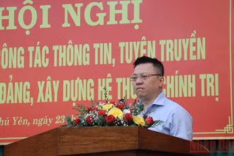 Đồng chí Lê Quốc Minh, Tổng Biên tập Báo Nhân Dân truyền đạt chuyên đề đổi mới sáng tạo của báo chí trong nội dung thông tin về xây dựng Đảng và hệ thống chính trị.
