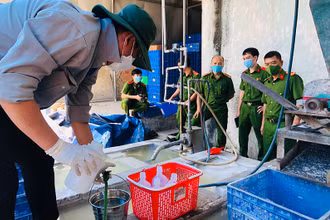 Nhân viên Sở Tài nguyên và Môi trường Đồng Nai lấy mẫu nước thải khu vực để máy nghiền bóng đèn thải.