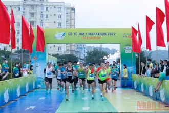 Các vận động viên xuất phát tranh tài ở cự ly 21 km dành cho nam.