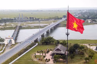 Câu chuyện của những người đã sống, chiến đấu bảo vệ ngọn cờ thiêng liêng tại cầu Hiền Lương là một khúc trường ca sẽ ngân vang mãi trong lòng người hiện tại. (Ảnh: THÀNH ĐẠT)