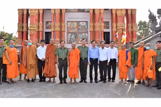 Đoàn công tác cùng các chức sắc, chư tăng đồng bào dân tộc Khmer tỉnh Bạc Liêu. (Ảnh: Trọng Nguyễn)