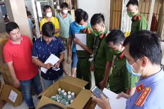 Lực lượng chức năng kiểm tra số thuốc mà đối tượng Đào Tấn Tài sản xuất giả.