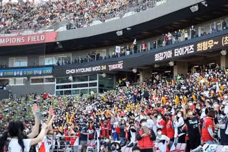 Khán giả theo dõi trận đấu bóng chày giữa đội LG Twins và Kia Tigers tại nhà thi đấu Gwangju-Kia Champions Field, thành phố Gwangju, Hàn Quốc, ngày 2/4/2022. (Ảnh: Yonhap)