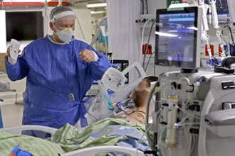 Nhân viên y tế điều trị cho bệnh nhân Covid-19 tại bệnh viện ở Petah Tikva, Israel ngày 1/2 vừa qua. (Ảnh: AFP/TTXVN)