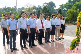 Ủy viên Trung ương Đảng, Tổng biên tập Báo Nhân Dân, Phó trưởng Ban Tuyên giáo Trung ương, Chủ tịch Hội Nhà báo Việt Nam Lê Quốc Minh dẫn đầu đoàn công tác Báo Nhân Dân đặt vòng hoa tại Nghĩa trang liệt sĩ Triệu Phong, tỉnh Quảng Trị.