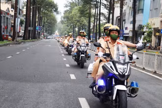 Lực lượng Cảnh sát giao thông tuần tra trên tuyến đường Trần Hưng Đạo sau lễ ra quân.