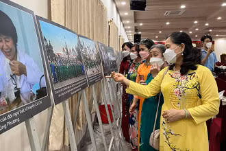 Đại biểu tham quan triển lãm Nụ cười Việt Nam tại bảo tàng Phụ nữ Nam Bộ.