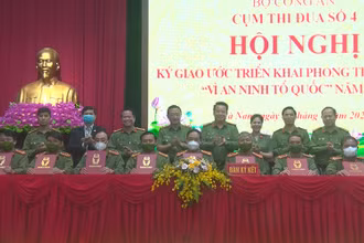 Đại diện lãnh đạo các đơn vị trong Cụm thi đua số 4, Bộ Công an ký giao ước triển khai phong trào thi đua "Vì an ninh Tổ quốc" năm 2022.
