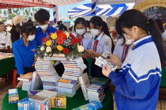 Ngày Hội sách và Văn hóa đọc đã thu hút đông đảo cán bộ, đảng viên, đoàn viên thanh niên và học sinh.