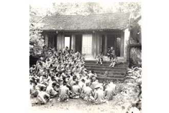 Chủ tịch Hồ Chí Minh nói chuyện với các chiến sĩ Trung đoàn Thủ đô tại Đền Hùng (Phú Thọ) năm 1954.