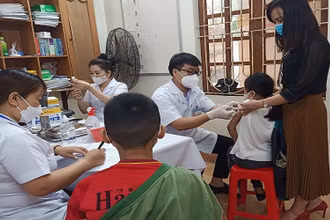 95 học sinh lớp 5, Trường Tiểu học thị trấn Vũ Thư (huyện Vũ Thư, tỉnh Thái Bình) được tiêm vaccine ngừa Covid-19 sáng 22/4 . (Ảnh Mai Tú)