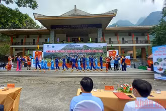 Tiết mục văn nghệ tại lễ khai mạc chương trình du lịch về nguồn tại Pác Bó.