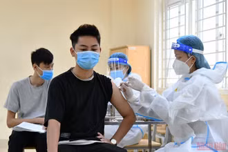 Tiêm vaccine phòng Covid-19 cho học sinh trung học phổ thông tại Hà Nội.( Ảnh: Thủy Nguyên)