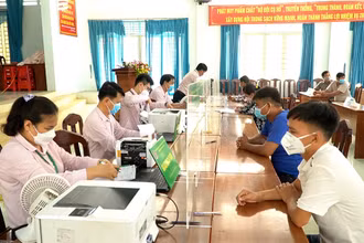 Giải ngân cho vay tại Phòng giao dịch Ngân hàng Chính sách xã hội huyện Bến Cầu (Tây Ninh).