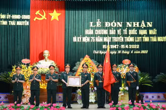 Thừa ủy quyền của Chủ tịch nước, Đại tướng Phan Văn Giang, Bộ trưởng Quốc phòng trao Huân chương Bảo vệ Tổ quốc hạng Nhất cho lực lượng vũ trang tỉnh Thái Nguyên.