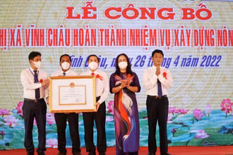 Thừa ủy nhiệm, Bí thư Tỉnh ủy Sóc Trăng Lâm Văn Mẫn trao Quyết định của Thủ tướng Chính phủ công nhận thị xã Vĩnh Châu hoàn thành nhiệm vụ xây dựng nông thôn mới.